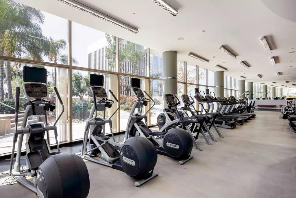 Lovely Upscale High Rise Private Parking & Pool Appartement Los Angeles Buitenkant foto