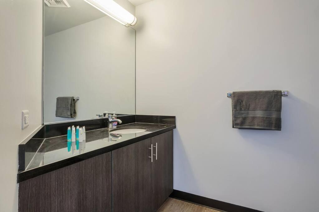 Lovely Upscale High Rise Private Parking & Pool Appartement Los Angeles Buitenkant foto