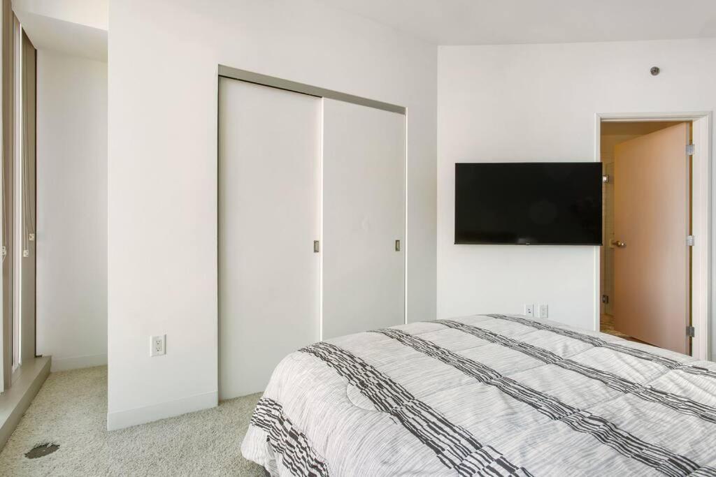 Lovely Upscale High Rise Private Parking & Pool Appartement Los Angeles Buitenkant foto