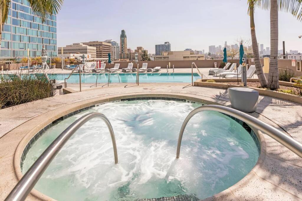 Lovely Upscale High Rise Private Parking & Pool Appartement Los Angeles Buitenkant foto