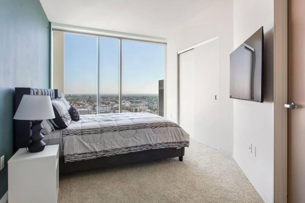 Lovely Upscale High Rise Private Parking & Pool Appartement Los Angeles Buitenkant foto