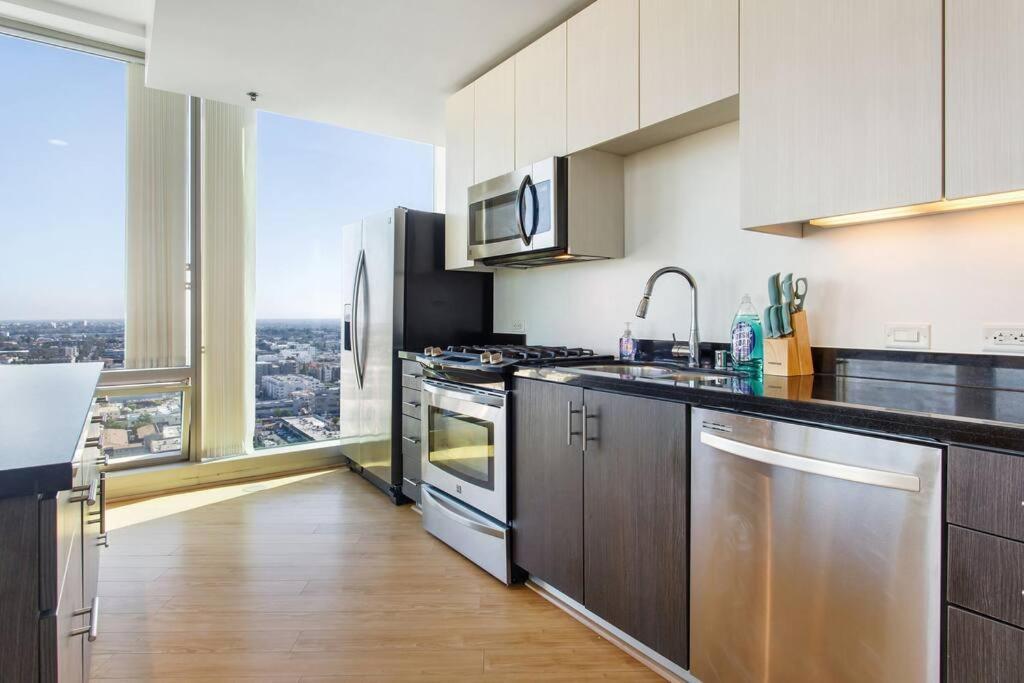 Lovely Upscale High Rise Private Parking & Pool Appartement Los Angeles Buitenkant foto