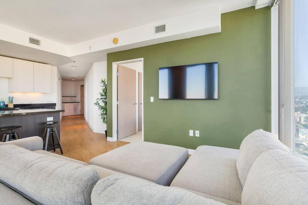 Lovely Upscale High Rise Private Parking & Pool Appartement Los Angeles Buitenkant foto