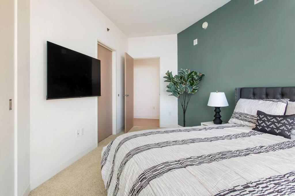 Lovely Upscale High Rise Private Parking & Pool Appartement Los Angeles Buitenkant foto