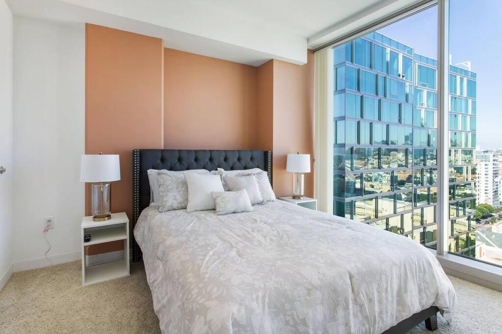 Lovely Upscale High Rise Private Parking & Pool Appartement Los Angeles Buitenkant foto