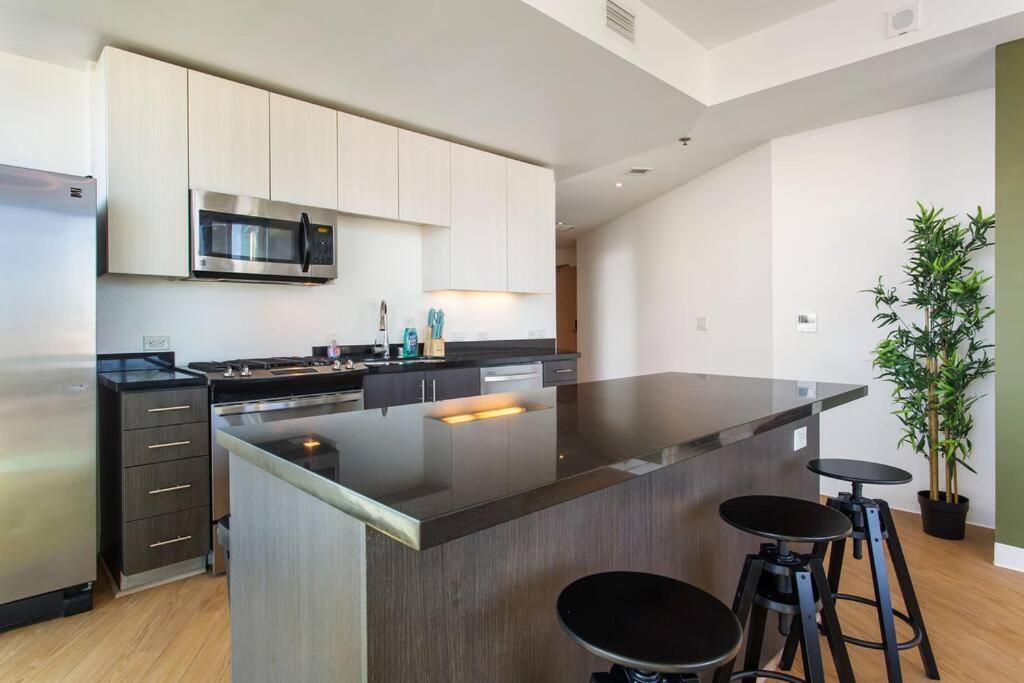 Lovely Upscale High Rise Private Parking & Pool Appartement Los Angeles Buitenkant foto