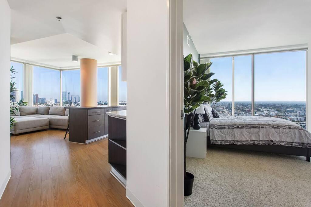 Lovely Upscale High Rise Private Parking & Pool Appartement Los Angeles Buitenkant foto