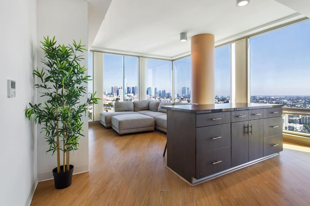 Lovely Upscale High Rise Private Parking & Pool Appartement Los Angeles Buitenkant foto