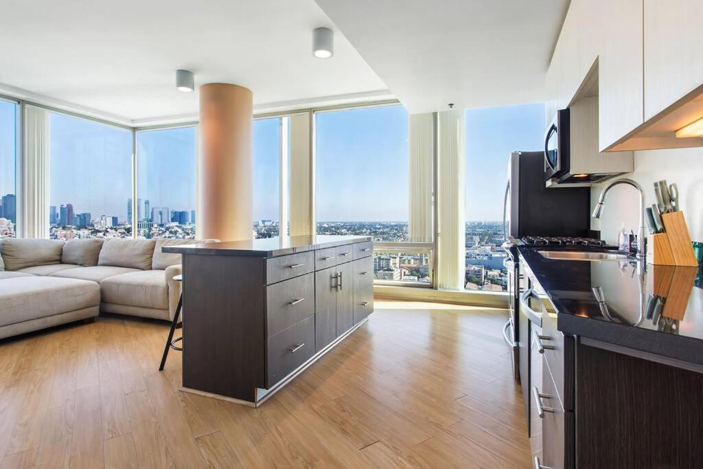 Lovely Upscale High Rise Private Parking & Pool Appartement Los Angeles Buitenkant foto