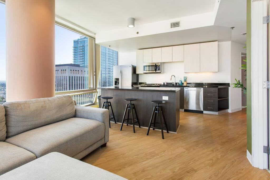 Lovely Upscale High Rise Private Parking & Pool Appartement Los Angeles Buitenkant foto