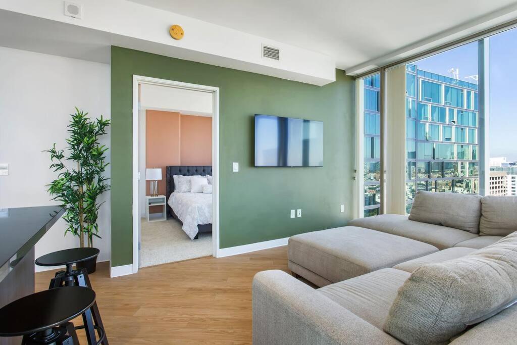 Lovely Upscale High Rise Private Parking & Pool Appartement Los Angeles Buitenkant foto